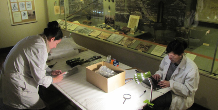 Preparando objetos para exposición "Honor y Gloria"