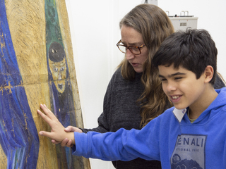 Carolina Ossa invitó a un niño no vidente a tocar la pintura Justice du Monde para que tuviera su experiencia perceptiva. (Archivo CNCR, Pérez, T., 2019)