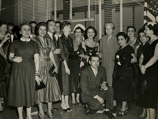 Gabriela Mistral en un Homenaje en Nueva York, junto a ella Doris Dana y Felícitas Klimpel, sin fecha.