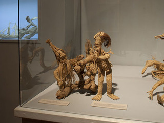 Vitrina de seres mitológicos en fibra vegetal