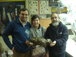 Claudio Meier y su hija donando el ejemplar