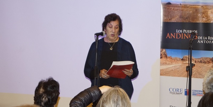 Directora subrogante del Museo presentando la obra