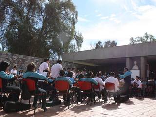 Ambas orquestas combinadas entregando su arte