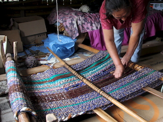 Fotografía: Quelgo, telar horizontal propio de Chiloé, el cual se encuentra ampliamente difundido en la Patagonia. Su presencia demuestra la influencia cultural de Chiloé en la tradición textil del sur austral.