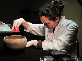 Midiendo ceramio indígena, cultura inca-diaguita