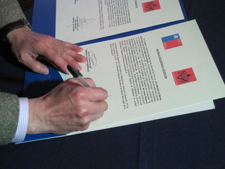 Firma decreto que entrega el terreno