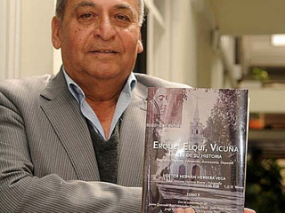 El autor junto a su nuevo lanzamiento