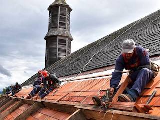 Trabajos de restauración techumbre iglesia San Juan de Coquihuil, comuna de Dalcahue. Fuente: Taller Patrimonio & Restauro.