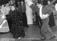 Margot Loyola y Osvaldo Cádiz bailando cueca, ca. 2000