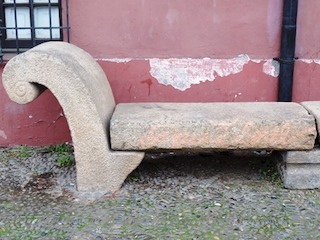 Detalle del banco colonial restaurado