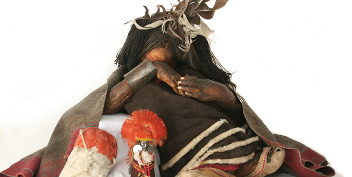 El niño junto al ajuar y las ofrendas funerarias