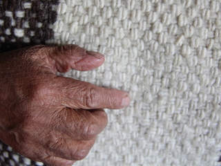 La historia de la artesanía y oficios tradicionales ha estado ligada al trabajo y los modos de subsistencia. Muchos de estos objetos y labores, que eran realizadas por mujeres, tenían una función primordial en las faenas y vida doméstica de la comunidad.