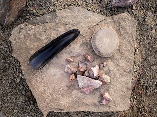 Puruña, «piedra del indio» y mineral fraccionado sobre piedra de moler