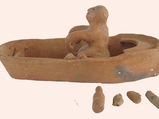 Figura humana en una chalupa.