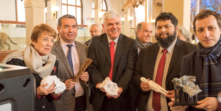 La Ministra de las Culturas, las Artes y el Patrimonio, Consuelo Valdés; el Director (s) del Servicio Nacional del Patrimonio, Javier Díaz; Claudio Gómez, Director del MNHN; Reynaldo Montenegro, Jefe de Recursos Tecnológicos del MNHN; y Emilio de la Cerda, Subsecretario del Patrimonio.