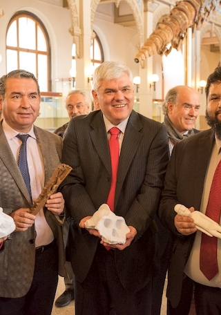La Ministra de las Culturas, las Artes y el Patrimonio, Consuelo Valdés; el Director (s) del Servicio Nacional del Patrimonio, Javier Díaz; Claudio Gómez, Director del MNHN; Reynaldo Montenegro, Jefe de Recursos Tecnológicos del MNHN; y Emilio de la Cerda, Subsecretario del Patrimonio.