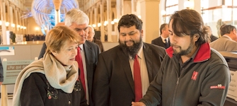 La Ministra de las Culturas, las Artes y el Patrimonio, Consuelo Valdés; el Director del MNHN, Claudio Gómez; Reynaldo Montenegro, Jefe de Recursos Tecnológicos del MNHN y Francisco Garrido, Curador del Área de Antropología del MNHN, observando una pieza impresa en 3D y pintada a mano.