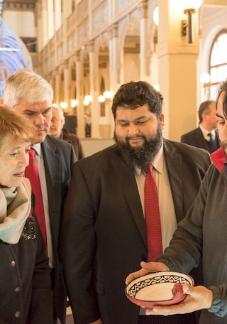 La Ministra de las Culturas, las Artes y el Patrimonio, Consuelo Valdés; el Director del MNHN, Claudio Gómez; Reynaldo Montenegro, Jefe de Recursos Tecnológicos del MNHN y Francisco Garrido, Curador del Área de Antropología del MNHN, observando una pieza impresa en 3D y pintada a mano.