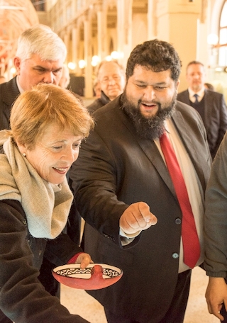 La Ministra de las Culturas, las Artes y el Patrimonio, Consuelo Valdés observa las colecciones digitalizadas del MNHN subidas en Sketchfab.