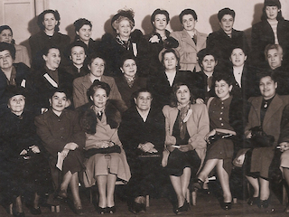 17 de agosto de 1948. Laura Rodig sentada en primera fila en reunión del Movimiento Pro Emancipación de la Mujer Chilena. Fondo Olga Poblete. Archivo Mujeres y Géneros – ANH.