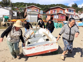 Mujeres acarreando “Chata” a la bahía. Cocholgüe, 24 de Septiembre de 2015. Fotografía de Diego Valdés
