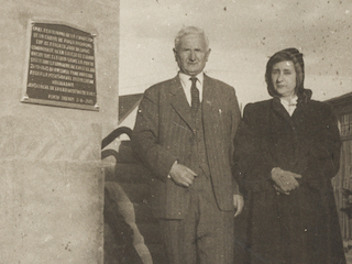 Fotografía tomada en Magallanes. De pie junto a Esteban Scarpa. Colección Museo Regional de Magallanes.