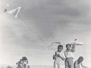 Niños elevando volantín, de Antonio Quintana