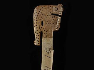 Punzón de hueso con Figura Antropomorfa