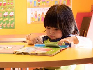 Niño leyendo en biblioteca