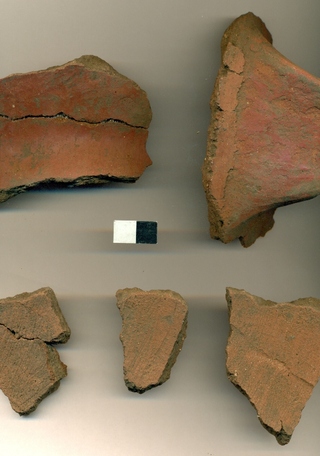 Los sitios ceremoniales de Quebrada de Ramón (frente a Santiago) no poseen la característica decoración presente en los otros adoratorios incaicos del Mapocho. Se explicaría por la segunda premisa.