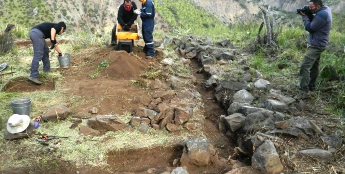 Excavando sitio inca en quebrada de Ramón. Al fondo, Santiago, noviembre de 2015