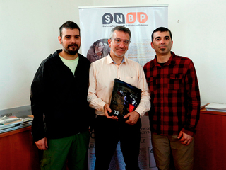 Donan a las bibliotecas públicas ejemplares de libro fotográfico sobre rescate en mina San José