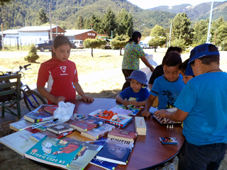 Niños disfrutan en el punto de lectura.