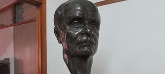 Busto de Ricardo Latcham Cartwright, obra del escultor Tótila Albert