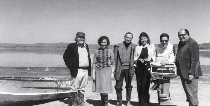 Nibaldo Bahamonde (segundo de derecha a izquierda), visitando la nueva Estación de Hidrobiología de la Universidad de Chile a orillas del lago Rapel, fotografía de Sergio Cabrera, 1977.