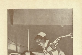 Pie de foto: Alumna Escuela de Enfermeras Universidad de Chile aplicando Luz Solux, 1938