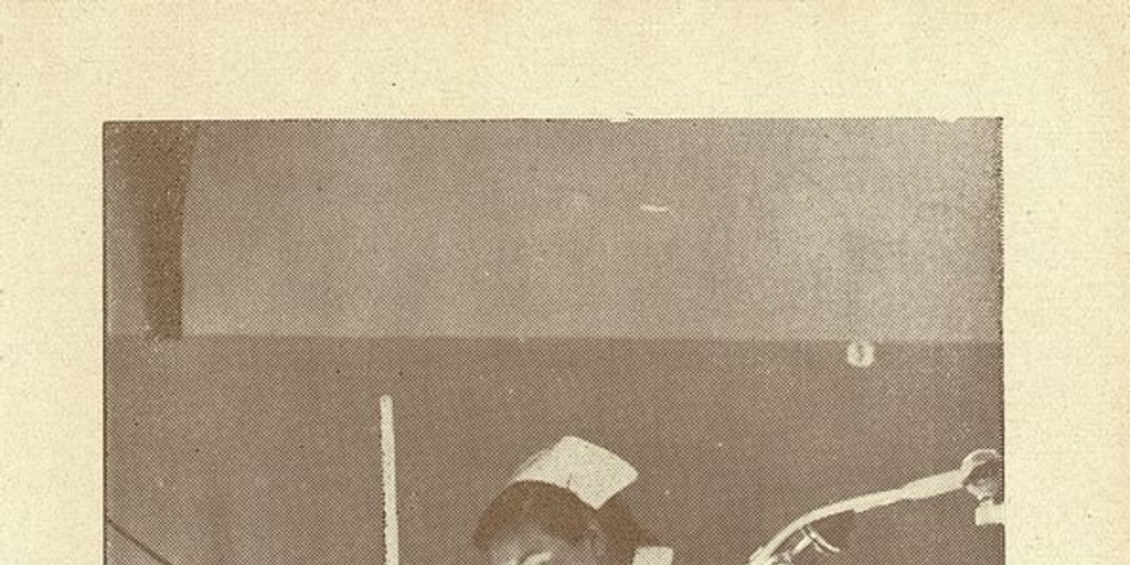 Pie de foto: Alumna Escuela de Enfermeras Universidad de Chile aplicando Luz Solux, 1938