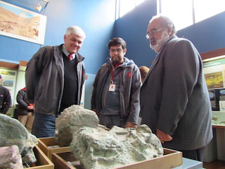  Claudio Gómez, director del MNHN, David Rubilar, Jefe del Área de Paleontología del MNHN, y Mario Pereira, director de Sernageomin, observando al Chilesaurus.
