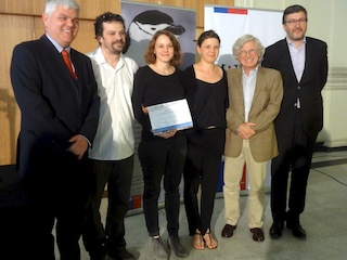 Los ganadores del Concurso DEC-MNHN. De izquierda a derecha: Claudio Gómez, director del MNHN; los arquitectos Osvaldo Spichiger, Pamela Jarpa y Daniela Jarpa, de la oficina Jarpa Spichiger Arquitectura; Juan Sabbagh, Premio Nacional de Arquitectura 2002 y representante de los concursantes; y Alberto Pizarro, director del SERVIU Metropolitano.