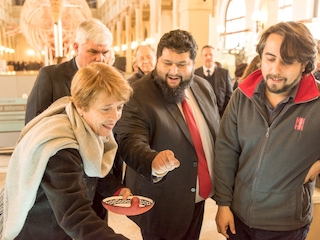 La Ministra de las Culturas, las Artes y el Patrimonio, Consuelo Valdés observa las colecciones digitalizadas del MNHN subidas en Sketchfab.