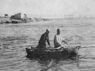 Hans Niemeyer y Roberto Álvarez probando la balsa