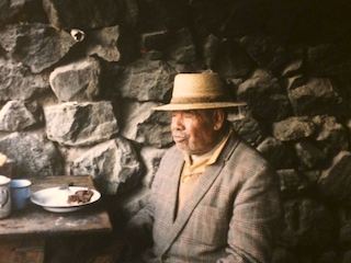 El pastor atacameño Juan Vilca en su cocina/comedor alimentándose de carne de llamo. Foto gentileza Marcelo Amaral, febrero 1974.