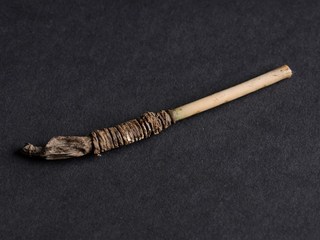 Tubito con bulbo de cuero, Chiu-Chiu, similar al descrito por Grete Mostny en 1952  (Colec. AEYR). Foto tomada por Felipe Infante.