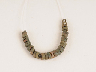 Fragmento de collar hecho con cuentas de Crisocola (Cultura Atacameña). Colecc. AEYR.