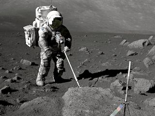 El astronauta Harrison Schmitt tomando muestras geológicas en el sector Taurus-Littrow.