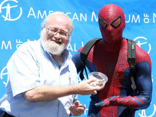 Norman Platnick en 2012 junto al Hombre Araña, en el American Museum of Natural History.