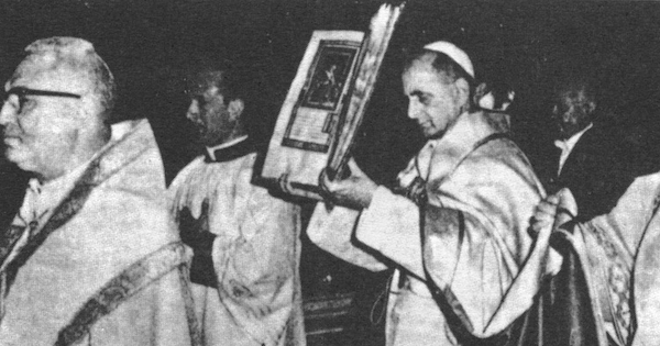 El Papa Paulo VI se dirige a entronizar personalmente el evangelio, 7 de diciembre de 1965