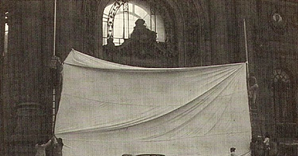 Acción del CADA "Inversión de escena", en el frontis del Museo de Bellas Artes, 1979