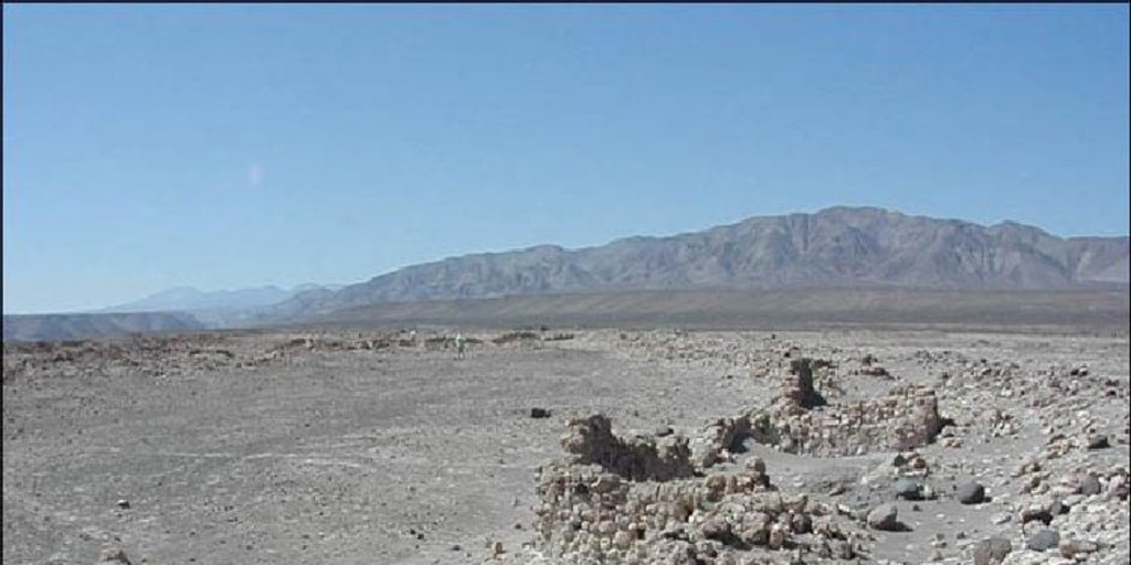 Doble muro perimetral, Aldea de Caserones