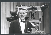 Animador de televisión en estudio de Canal 13, ca. 1970